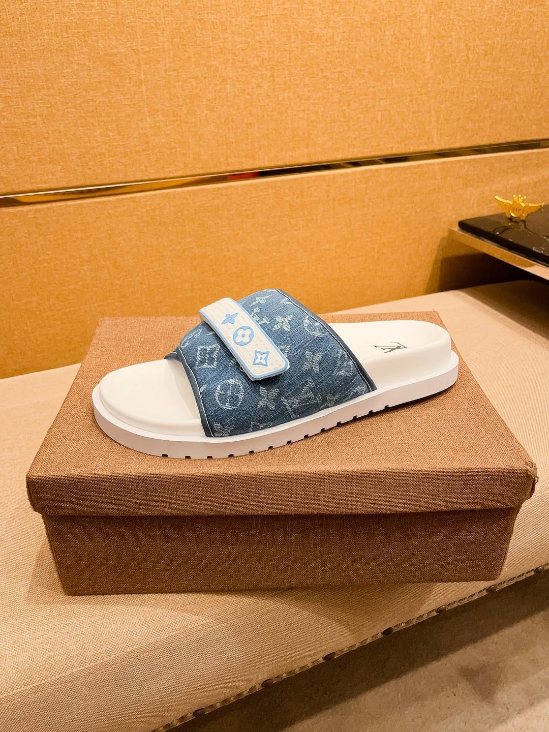Men's men's shoes 💰 320💰 New model on the market 🔥[LV🔥 Louis Vuitton slippers] High-end 1:1 mold customization, original upgraded version of the outsole, lighter and non-slip. The top quality in the market, fashion focuses on trends, versatile and popular, simple yet tasteful, a must-have for fashionistas, exuding a fashionable and casual atmosphere, fashion is at your feet, full of confidence, the same style at the counter👍The season of spring and summer slippers is here, they are super beautiful to wear, 38-44 3⃣️colors available🔥